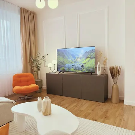 Velky Luxusni Se Dvema Loznicemi V Centru Pardubic - Wifi, Netflix Apartment Pardubice